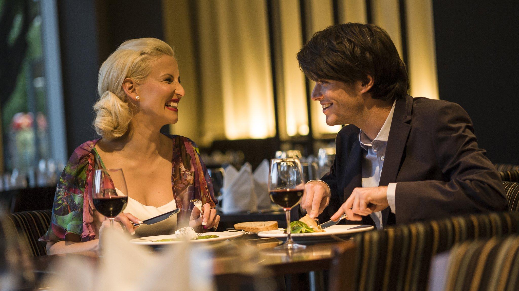 Pullman Adelaide Hotel Ресторант снимка A couple dining together